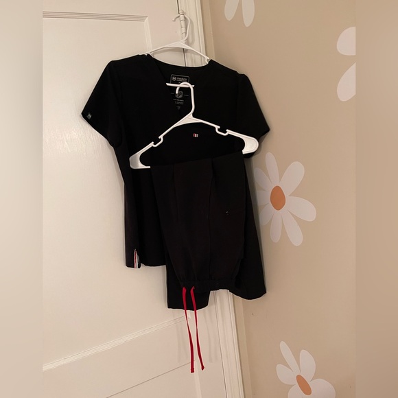 MEDICLO M/M Black Scrub Set with Red Accents - Picture 1 of 4